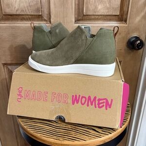 Ryka Women’s Vera Wedge Olive Green size 7 Wide